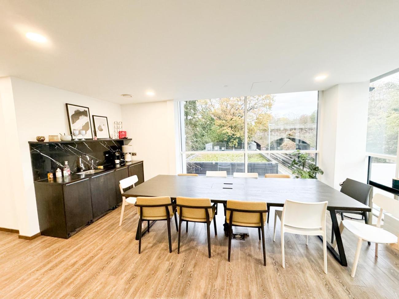 City Centre Ascot Apartment: Pet-Friendly with Free Parking Bracknell Exterior photo